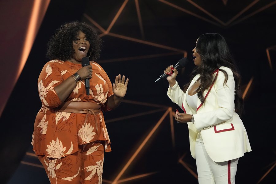 Two contestants singing together on Don't Forget the Lyrics